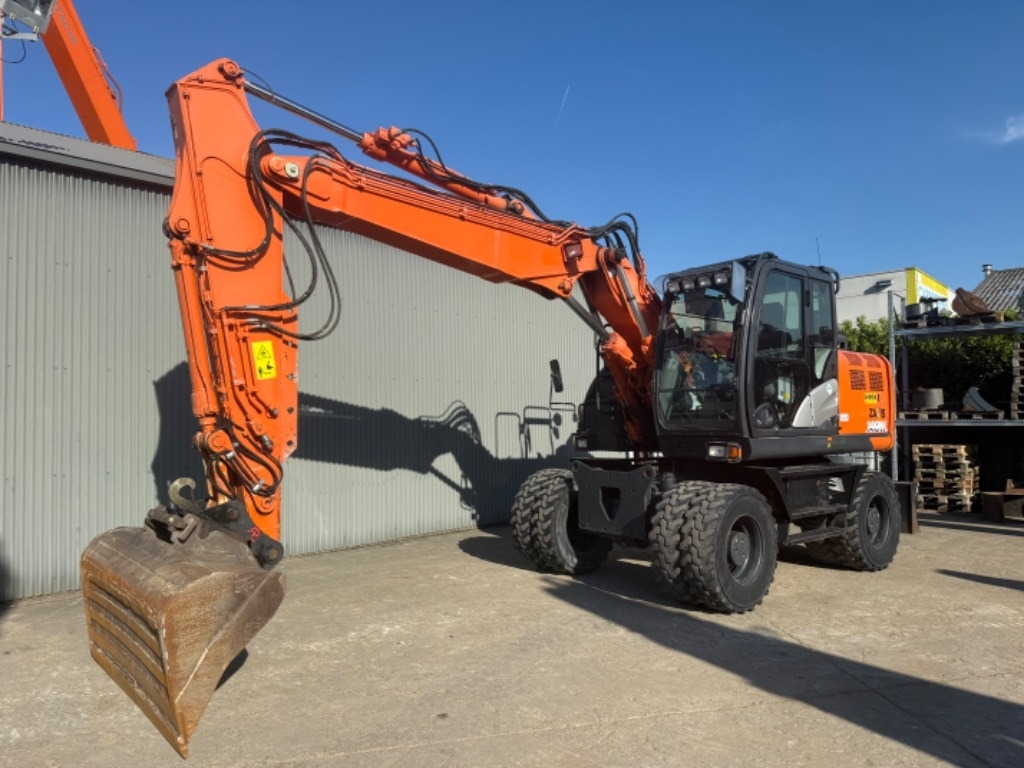 Hitachi ZX 140 WT-6 - Gumikerekes kotró: 5 kép. Hitachi ZX 140 WT-6 - Gumikerekes kotró: 5 kép.