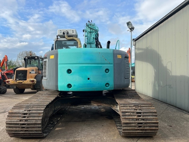 Kobelco SK 235 SR LC - Lánctalpas kotró: 3 kép. Kobelco SK 235 SR LC - Lánctalpas kotró: 3 kép.