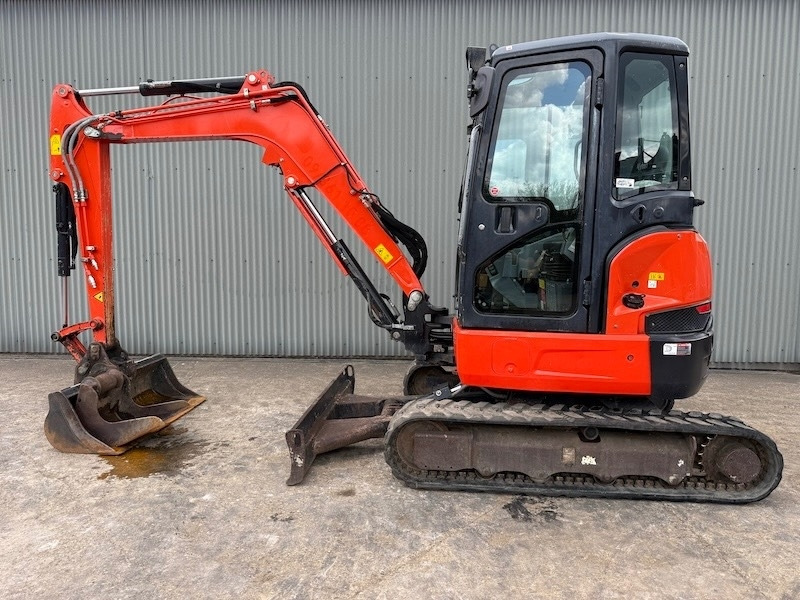 Kubota U 36-4 - Minikotró: 1 kép. Kubota U 36-4 - Minikotró: 1 kép.