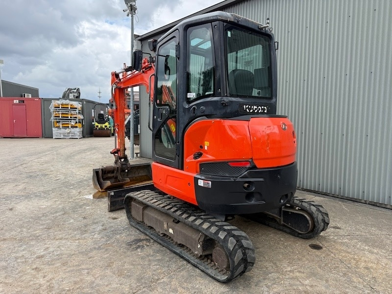 Kubota U 36-4 - Minikotró: 2 kép. Kubota U 36-4 - Minikotró: 2 kép.