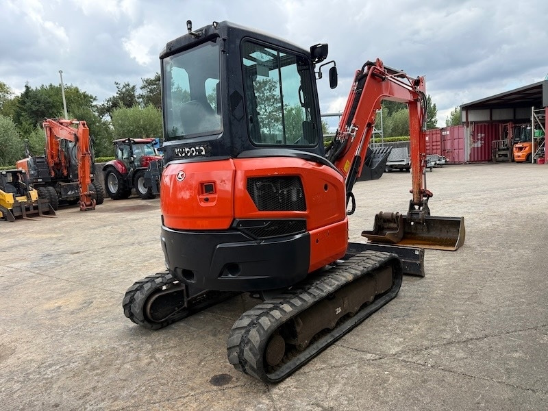 Kubota U 36-4 - Minikotró: 4 kép. Kubota U 36-4 - Minikotró: 4 kép.
