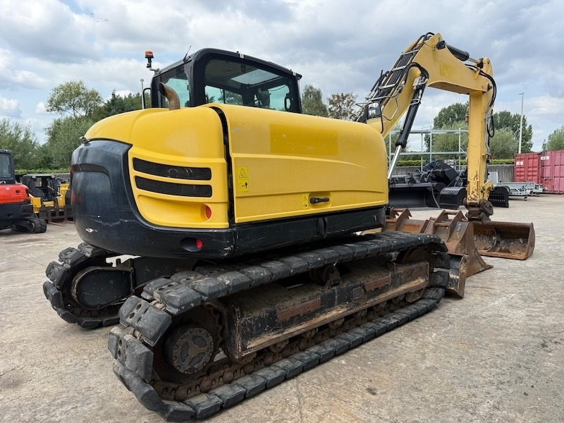 Yanmar TC125 - Lánctalpas kotró: 4 kép. Yanmar TC125 - Lánctalpas kotró: 4 kép.