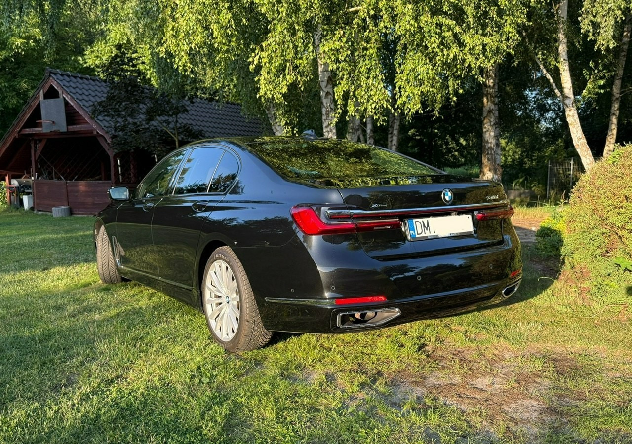 BMW SERIA 7 II (G11/G12) BMW SERIA 7 740d Xdrive 340KM Luxury+Exclusive Masaże Adaptiv Oś Lasery 2022 FV2 - Szedán: 2 kép. BMW SERIA 7 II (G11/G12) BMW SERIA 7 740d Xdrive 340KM Luxury+Exclusive Masaże Adaptiv Oś Lasery 2022 FV2 - Szedán: 2 kép.