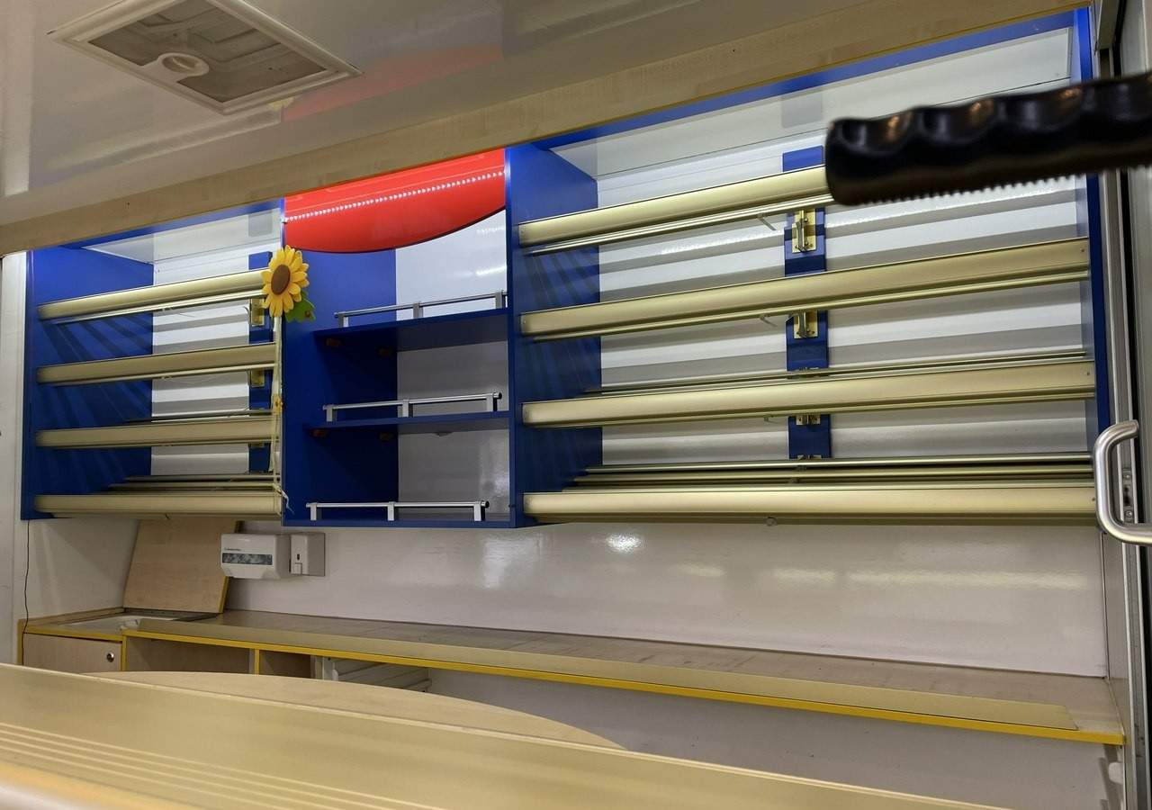 Citroen Jumper Autosklep pieczywa Sklep bar Gastronomiczny Food Truck Foodtruck 200 - Büféautó: 3 kép. Citroen Jumper Autosklep pieczywa Sklep bar Gastronomiczny Food Truck Foodtruck 200 - Büféautó: 3 kép.