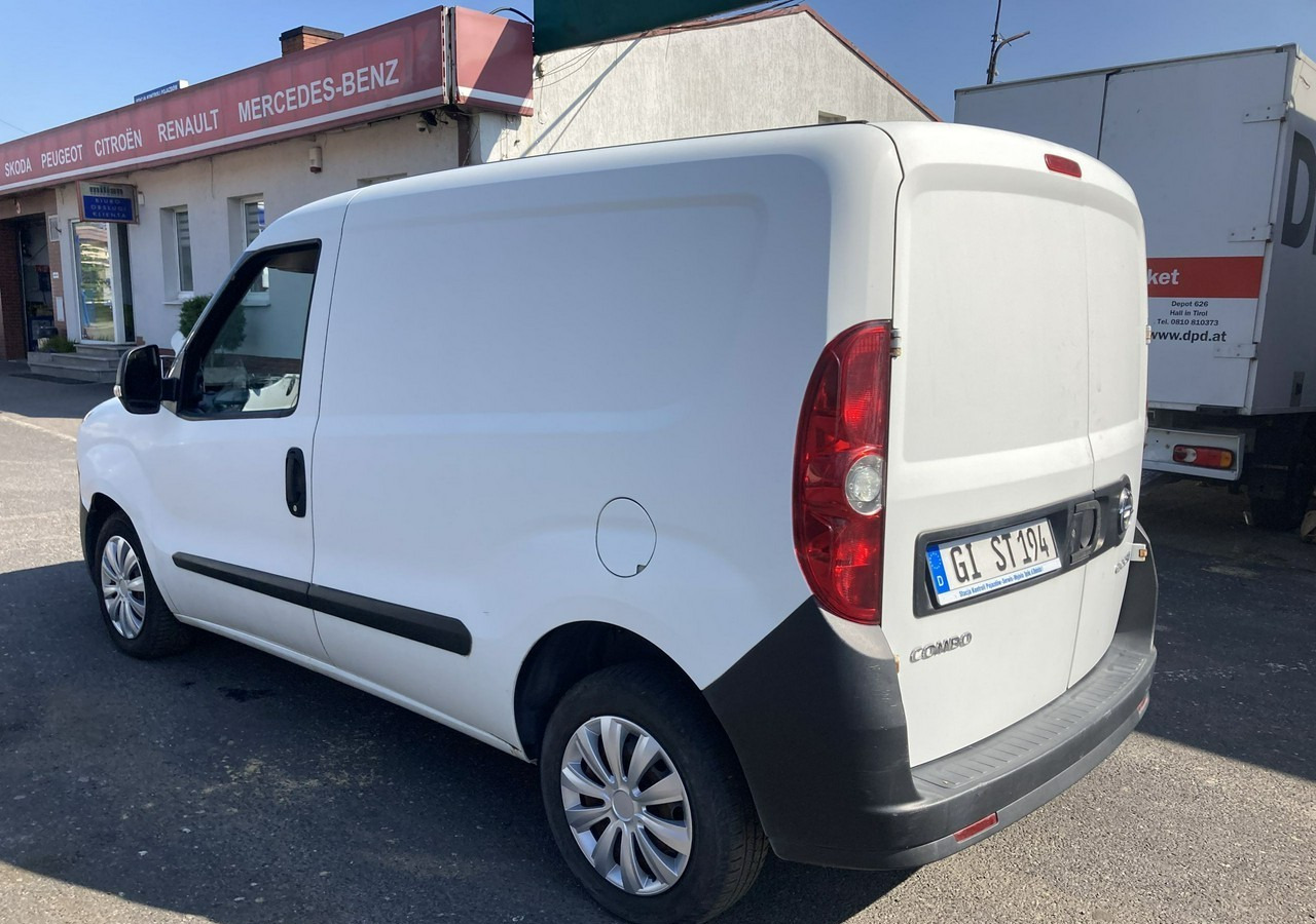 Fiat Doblo Fiat Doblo 1,3 jtd ECO Flex chłodnia do leków 2013 - Furgon: 3 kép. Fiat Doblo Fiat Doblo 1,3 jtd ECO Flex chłodnia do leków 2013 - Furgon: 3 kép.
