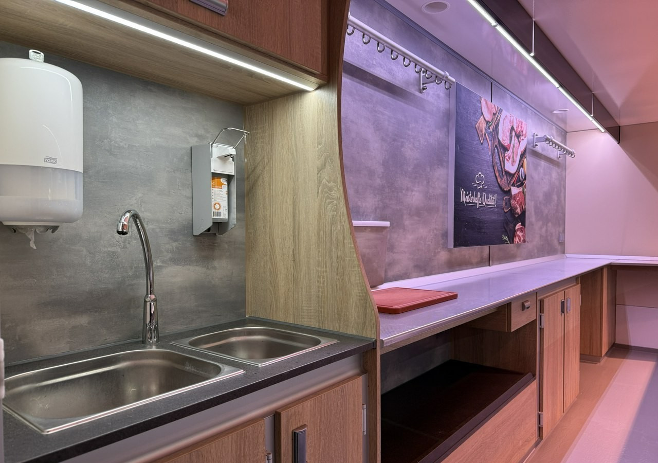 Fiat Ducato Autosklep wędlin Gastronomiczna food truck foodtruck sklep Borco 202 - Büféautó: 4 kép. Fiat Ducato Autosklep wędlin Gastronomiczna food truck foodtruck sklep Borco 202 - Büféautó: 4 kép.