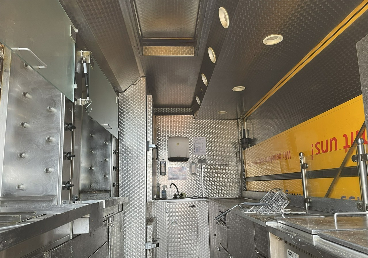 Fiat Ducato Ducato Autogrill Autosklep Foodtruck food truck Gastronomiczny 2018 - Büféautó: 2 kép. Fiat Ducato Ducato Autogrill Autosklep Foodtruck food truck Gastronomiczny 2018 - Büféautó: 2 kép.