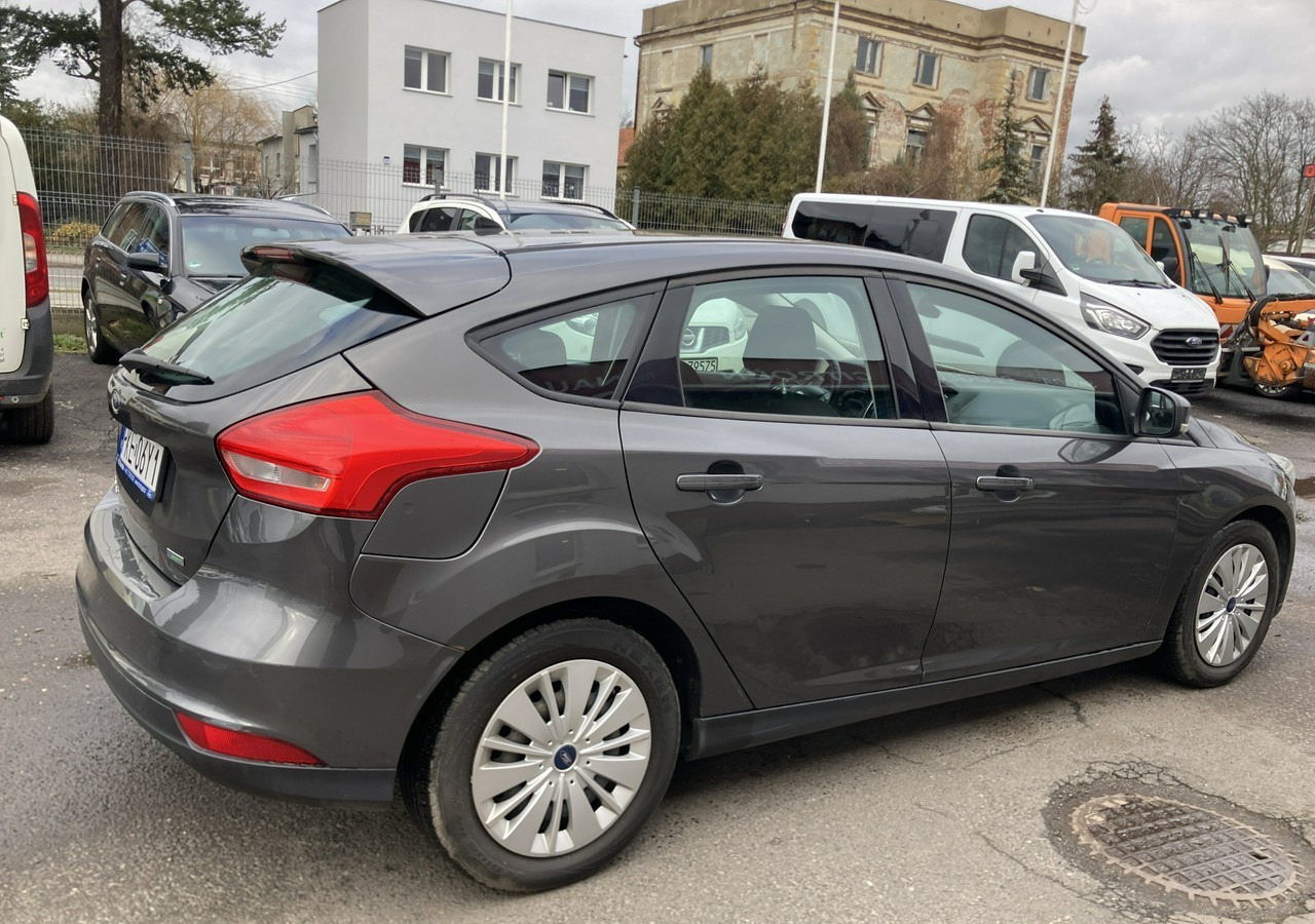 Ford Focus III Focus 1.0 EcoBoost Klima Salon PL 2015 - Hatchback: 3 kép. Ford Focus III Focus 1.0 EcoBoost Klima Salon PL 2015 - Hatchback: 3 kép.