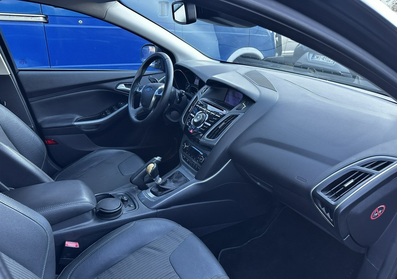Ford Focus III Ford Focus Bogate wyposażenie 2012 - Hatchback: 4 kép. Ford Focus III Ford Focus Bogate wyposażenie 2012 - Hatchback: 4 kép.