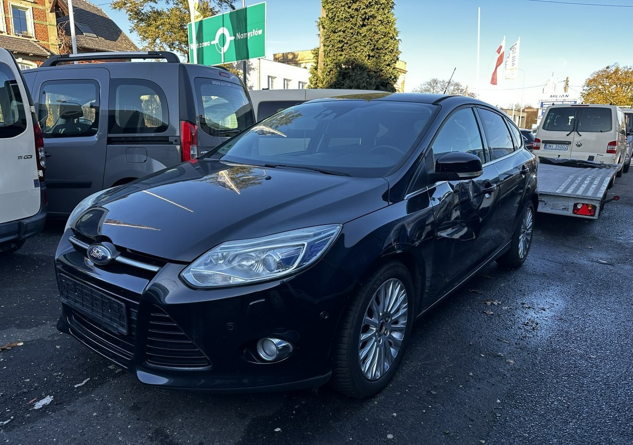 Ford Focus III Ford Focus Bogate wyposażenie 2012 - Hatchback: 2 kép. Ford Focus III Ford Focus Bogate wyposażenie 2012 - Hatchback: 2 kép.