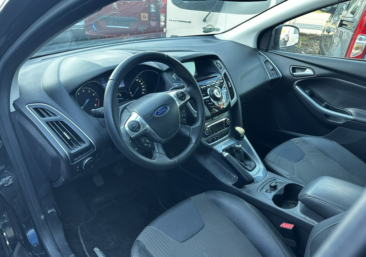Ford Focus III Ford Focus Bogate wyposażenie 2012 - Hatchback: 5 kép. Ford Focus III Ford Focus Bogate wyposażenie 2012 - Hatchback: 5 kép.