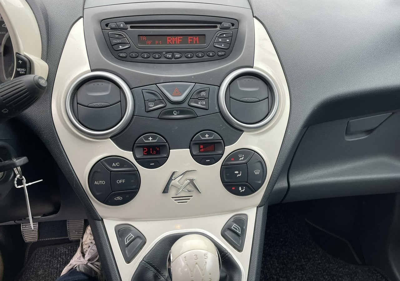 Ford KA II Ford KA 1.2 Champions Edition Klima Panorama 2012 - Hatchback: 4 kép. Ford KA II Ford KA 1.2 Champions Edition Klima Panorama 2012 - Hatchback: 4 kép.