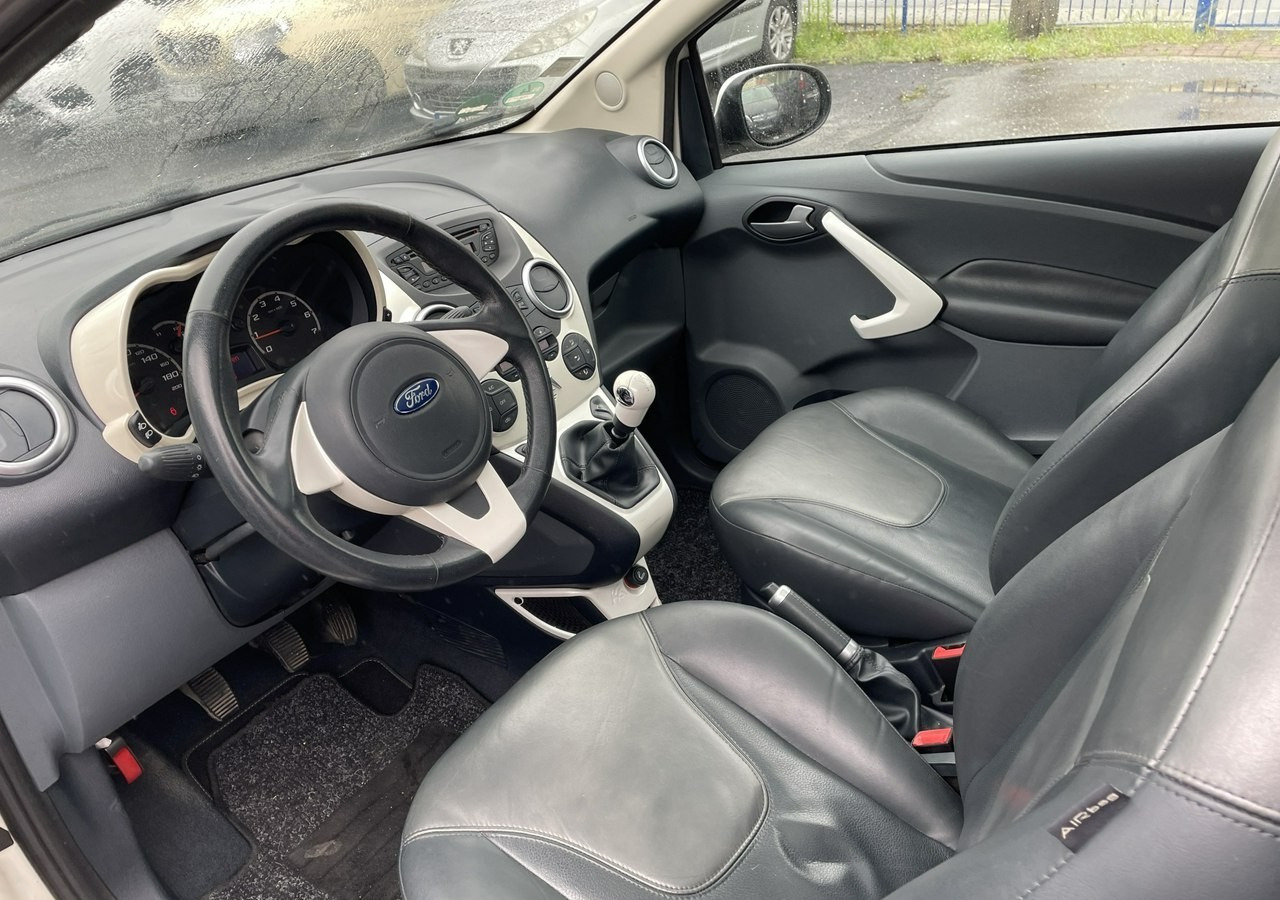 Ford KA II Ford KA 1.2 Champions Edition Klima Panorama 2012 - Hatchback: 3 kép. Ford KA II Ford KA 1.2 Champions Edition Klima Panorama 2012 - Hatchback: 3 kép.