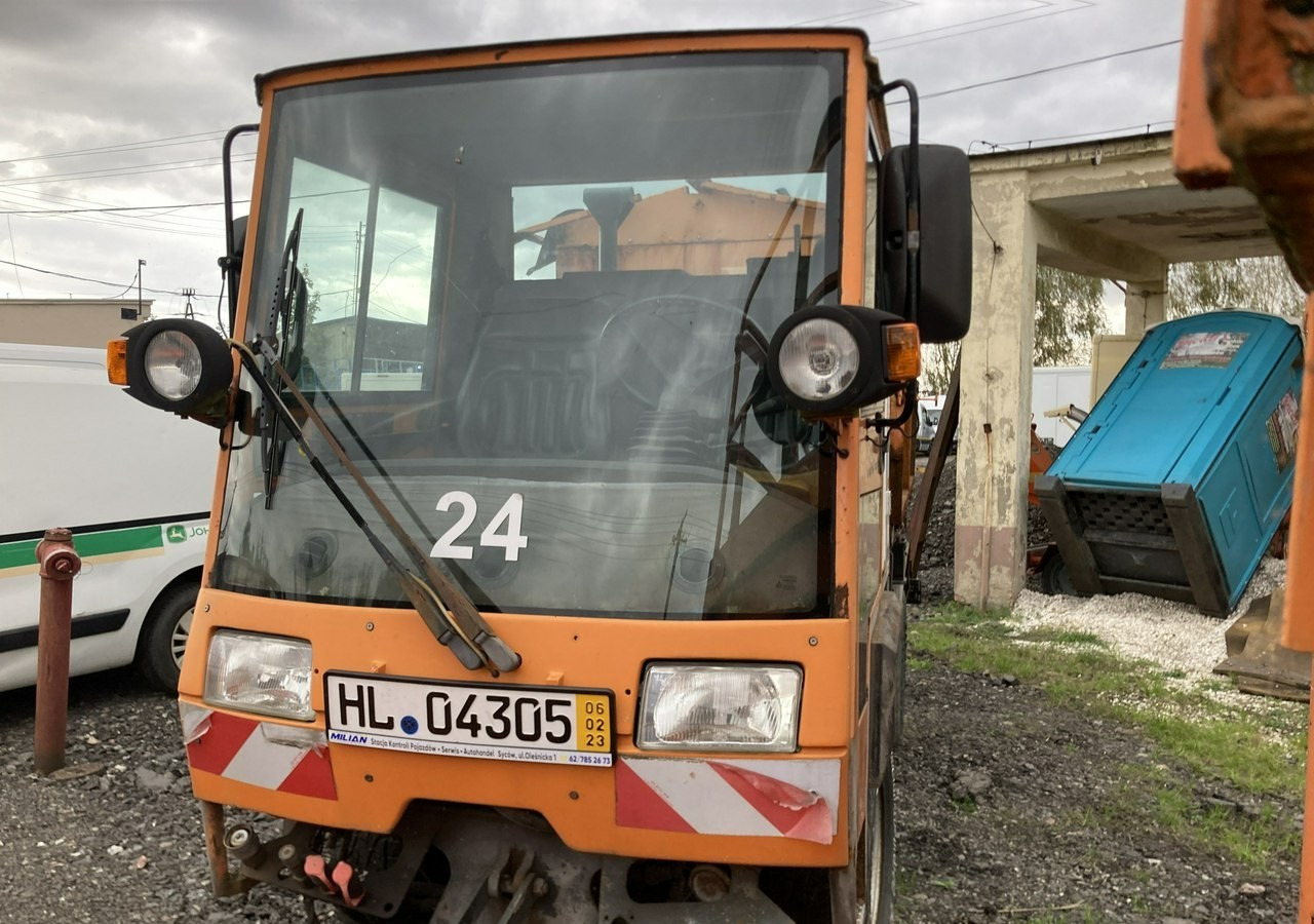 Inna Inny Hansa 4X4 pług posypywarka wywrotka - Hóeltakarító gép: 4 kép. Inna Inny Hansa 4X4 pług posypywarka wywrotka - Hóeltakarító gép: 4 kép.