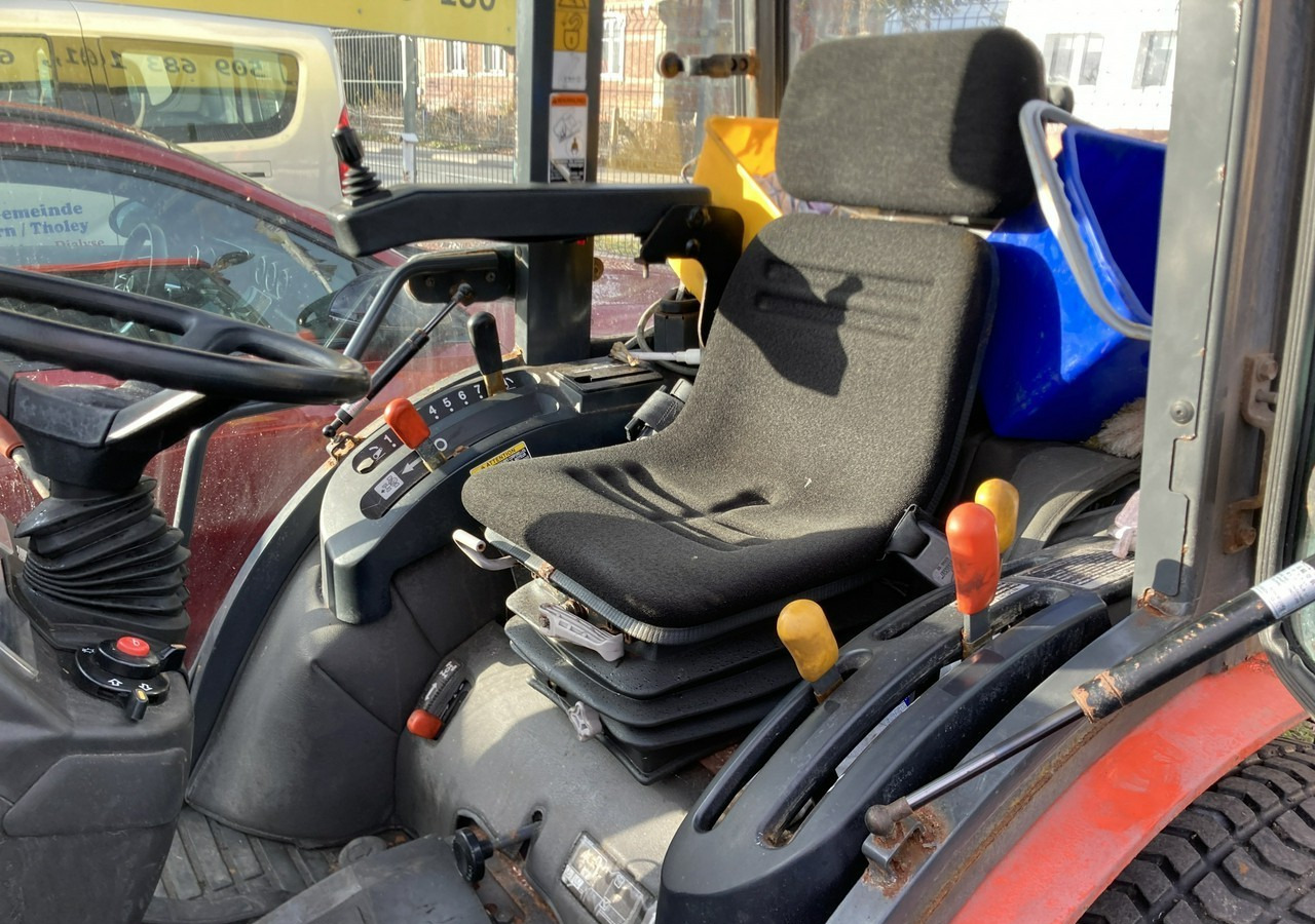 Inna Inny Traktor Kubota 4X4 B 3030 Odśnieżarka posypywarka Pług 2011 - Kommunális traktor: 3 kép. Inna Inny Traktor Kubota 4X4 B 3030 Odśnieżarka posypywarka Pług 2011 - Kommunális traktor: 3 kép.