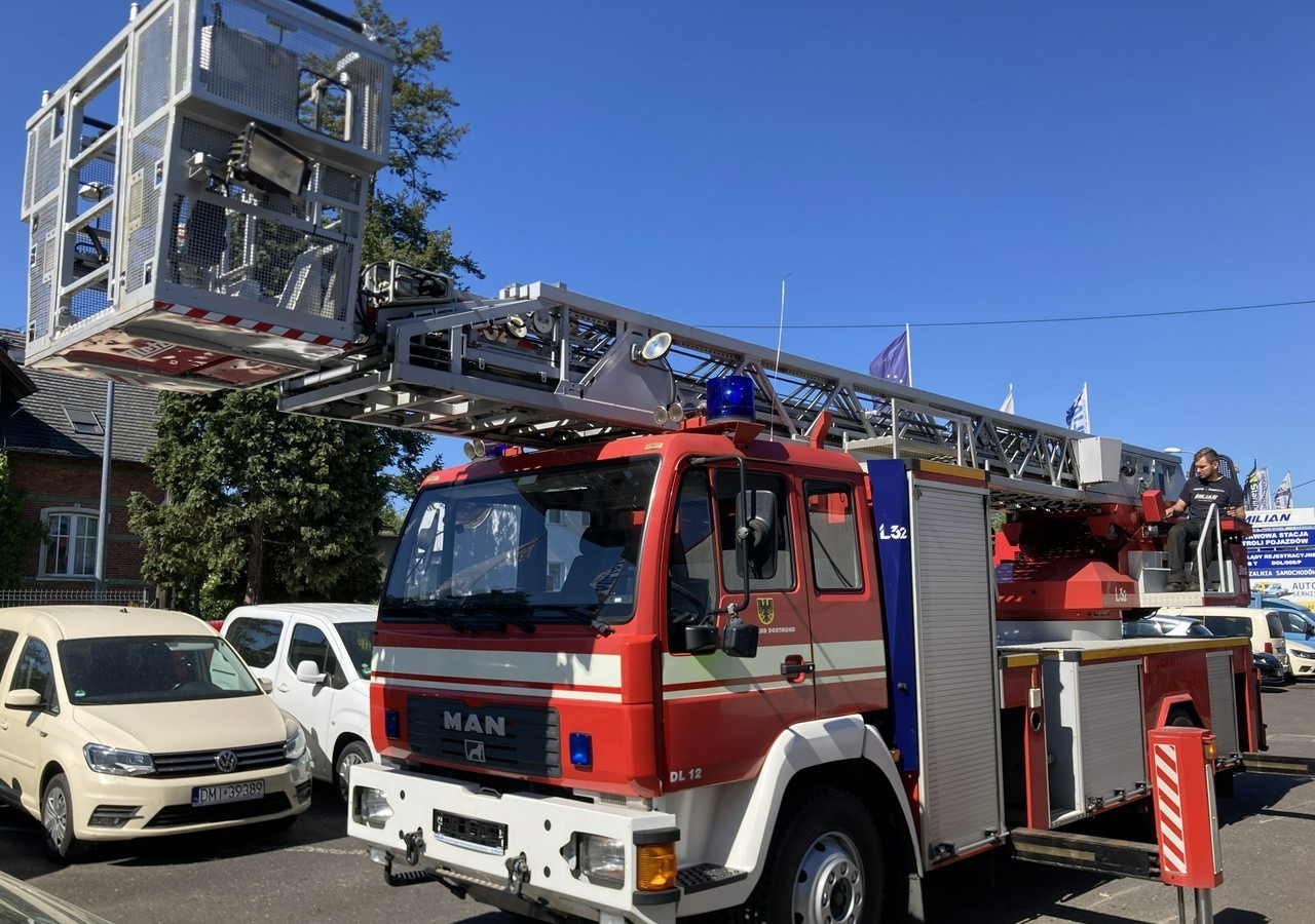 MAN Inny MAN Man 15,280 Straż pożarna drabina Strażacka zwyżka podnośnik 32m Metz - Tűzoltóautó: 4 kép. MAN Inny MAN Man 15,280 Straż pożarna drabina Strażacka zwyżka podnośnik 32m Metz - Tűzoltóautó: 4 kép.