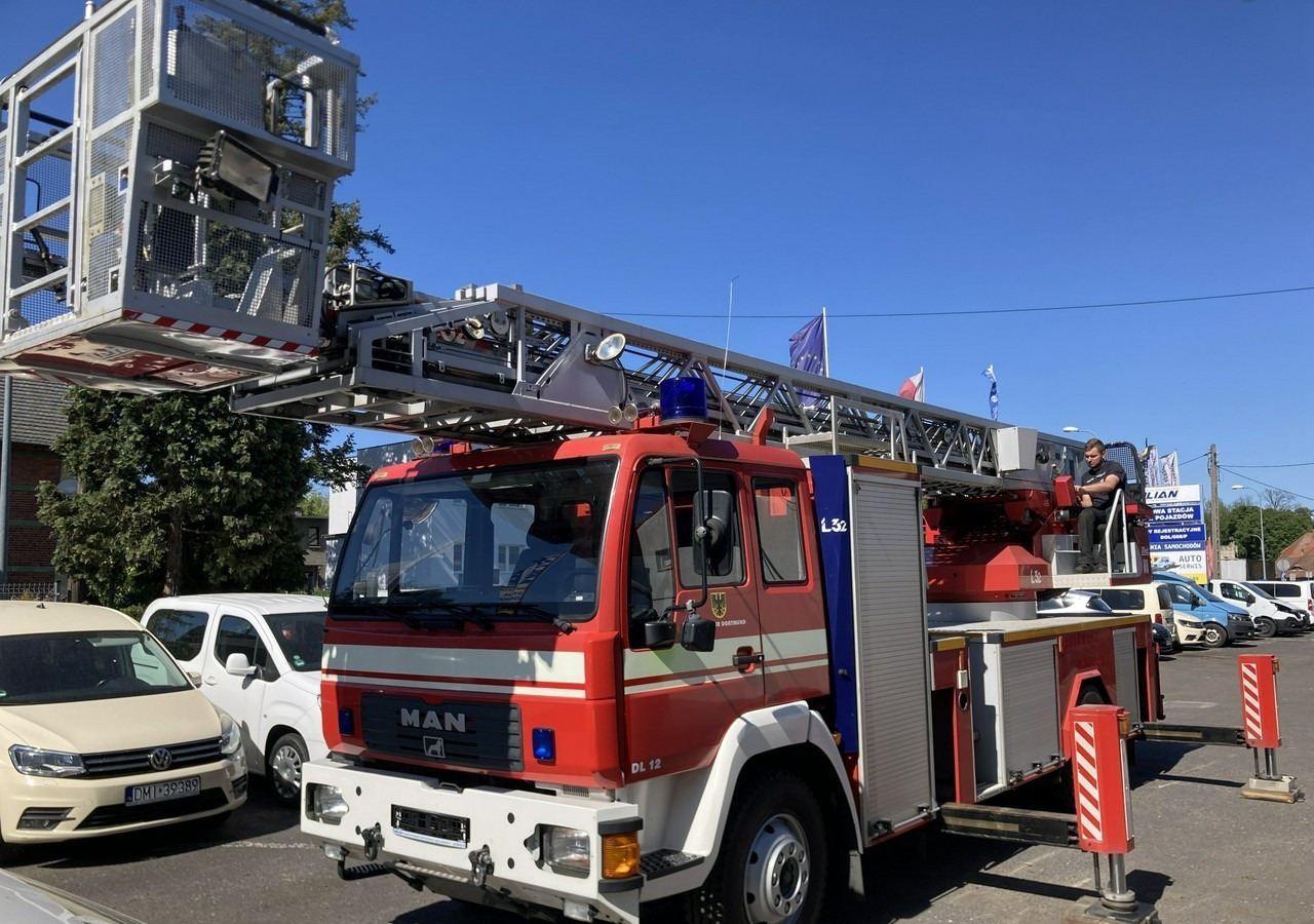 MAN Inny MAN Man 15,280 Straż pożarna drabina Strażacka zwyżka podnośnik 32m Metz - Tűzoltóautó: 2 kép. MAN Inny MAN Man 15,280 Straż pożarna drabina Strażacka zwyżka podnośnik 32m Metz - Tűzoltóautó: 2 kép.