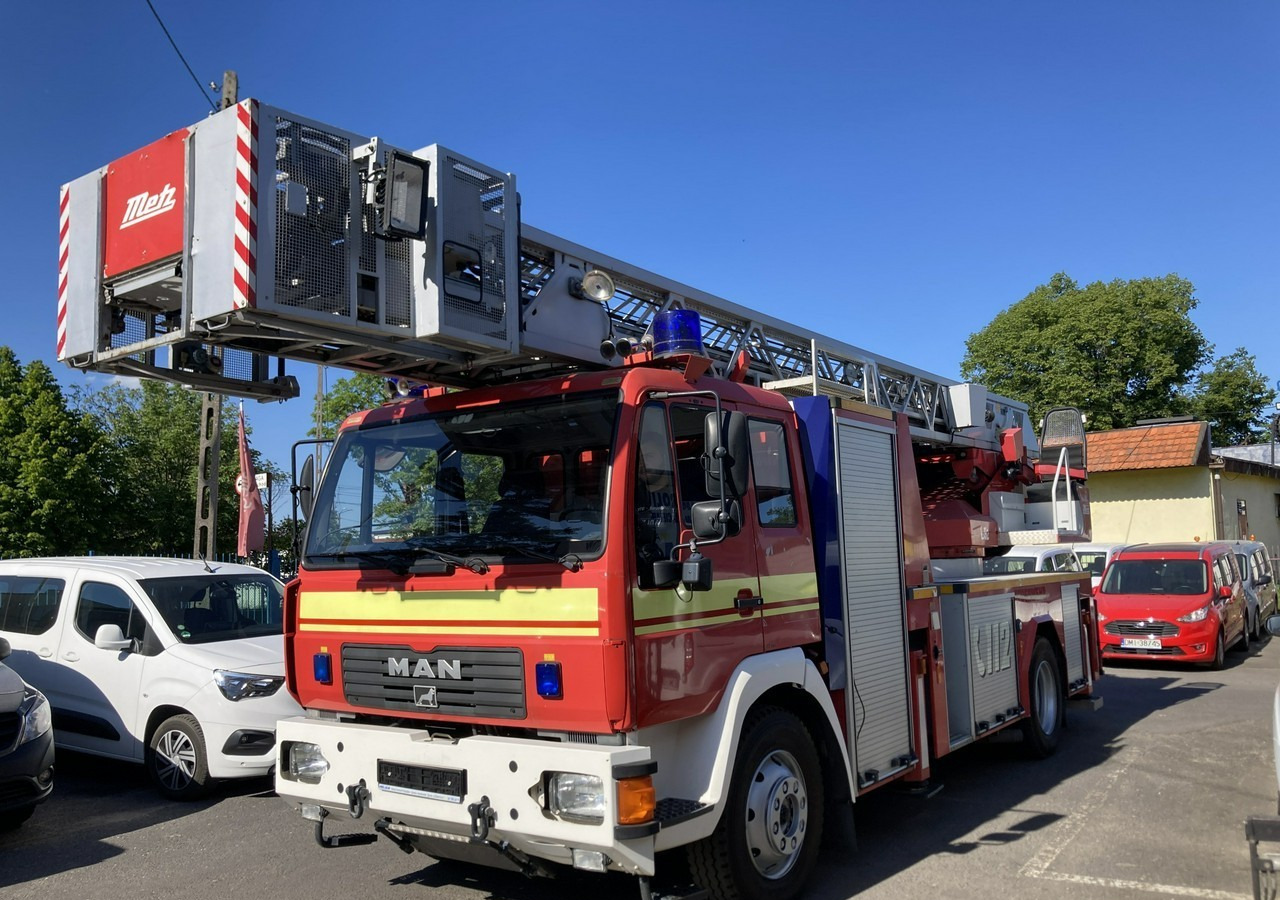 MAN L 2000 MAN 15,280 Straż pożarna drabina Strażacka zwyżka 32m Metz Model 20 - Tűzoltóautó: 2 kép. MAN L 2000 MAN 15,280 Straż pożarna drabina Strażacka zwyżka 32m Metz Model 20 - Tűzoltóautó: 2 kép.