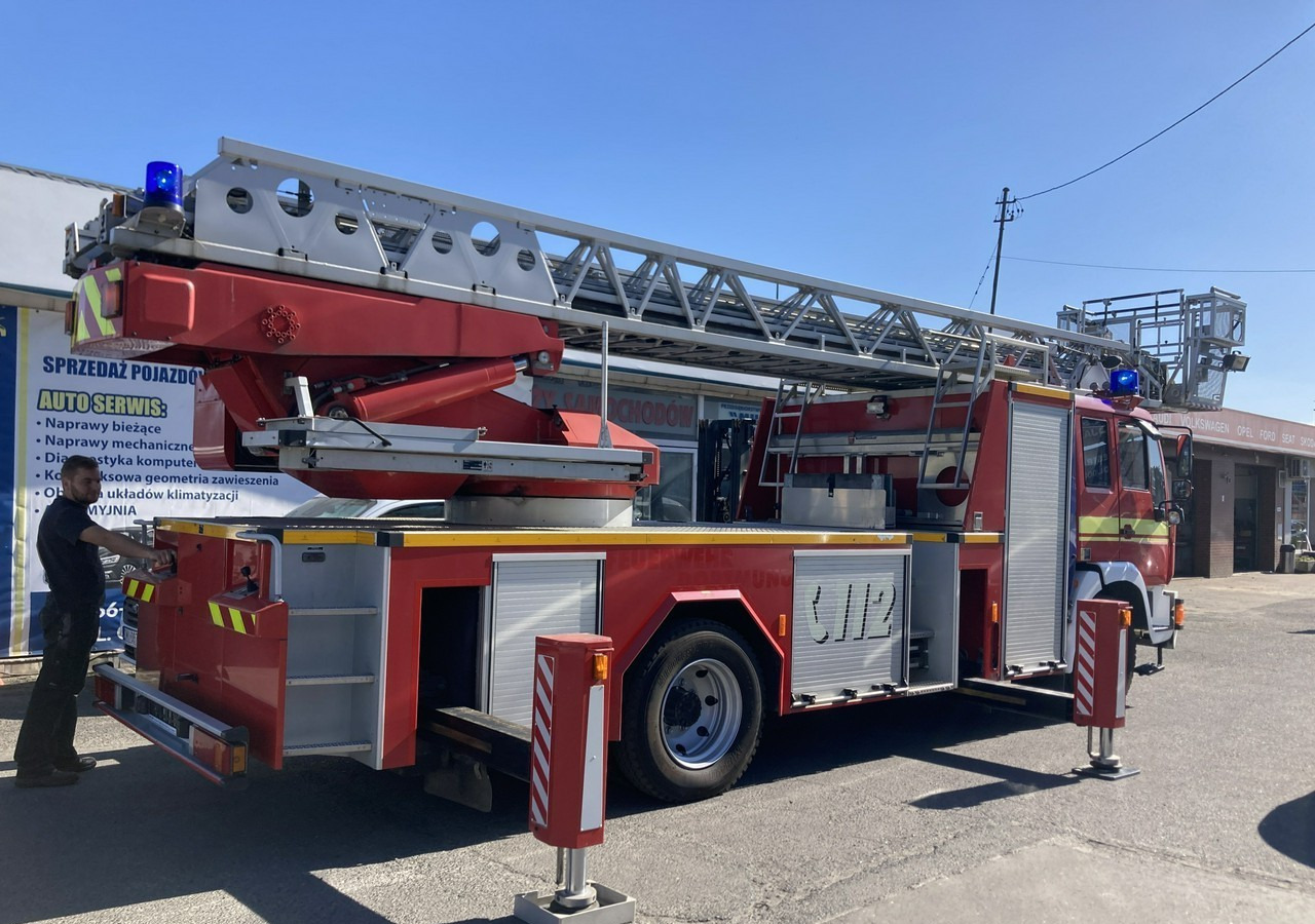 MAN L 2000 MAN 15,280 Straż pożarna drabina Strażacka zwyżka 32m Metz Model 20 - Tűzoltóautó: 5 kép. MAN L 2000 MAN 15,280 Straż pożarna drabina Strażacka zwyżka 32m Metz Model 20 - Tűzoltóautó: 5 kép.