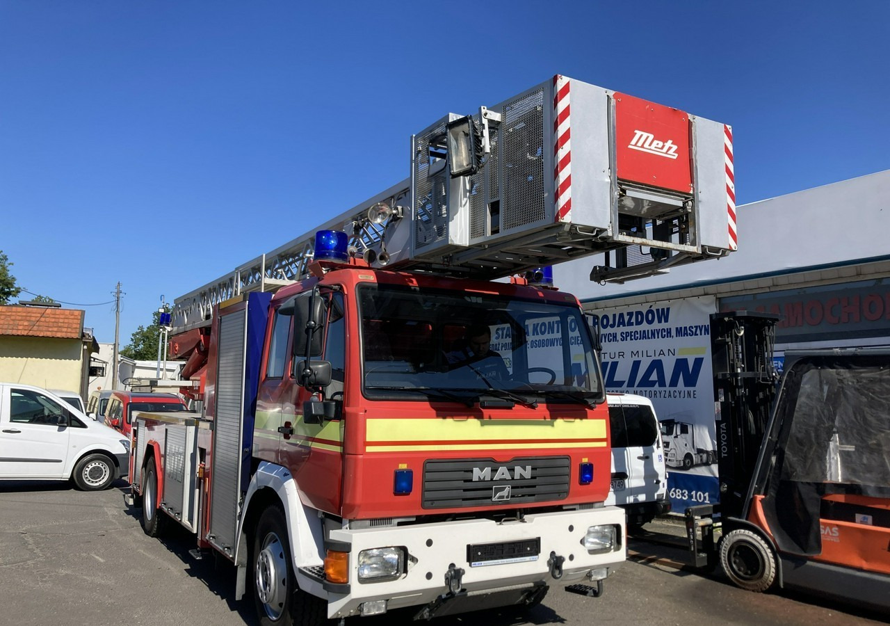 MAN L 2000 MAN 15,280 Straż pożarna drabina Strażacka zwyżka 32m Metz Model 20 - Tűzoltóautó: 1 kép. MAN L 2000 MAN 15,280 Straż pożarna drabina Strażacka zwyżka 32m Metz Model 20 - Tűzoltóautó: 1 kép.