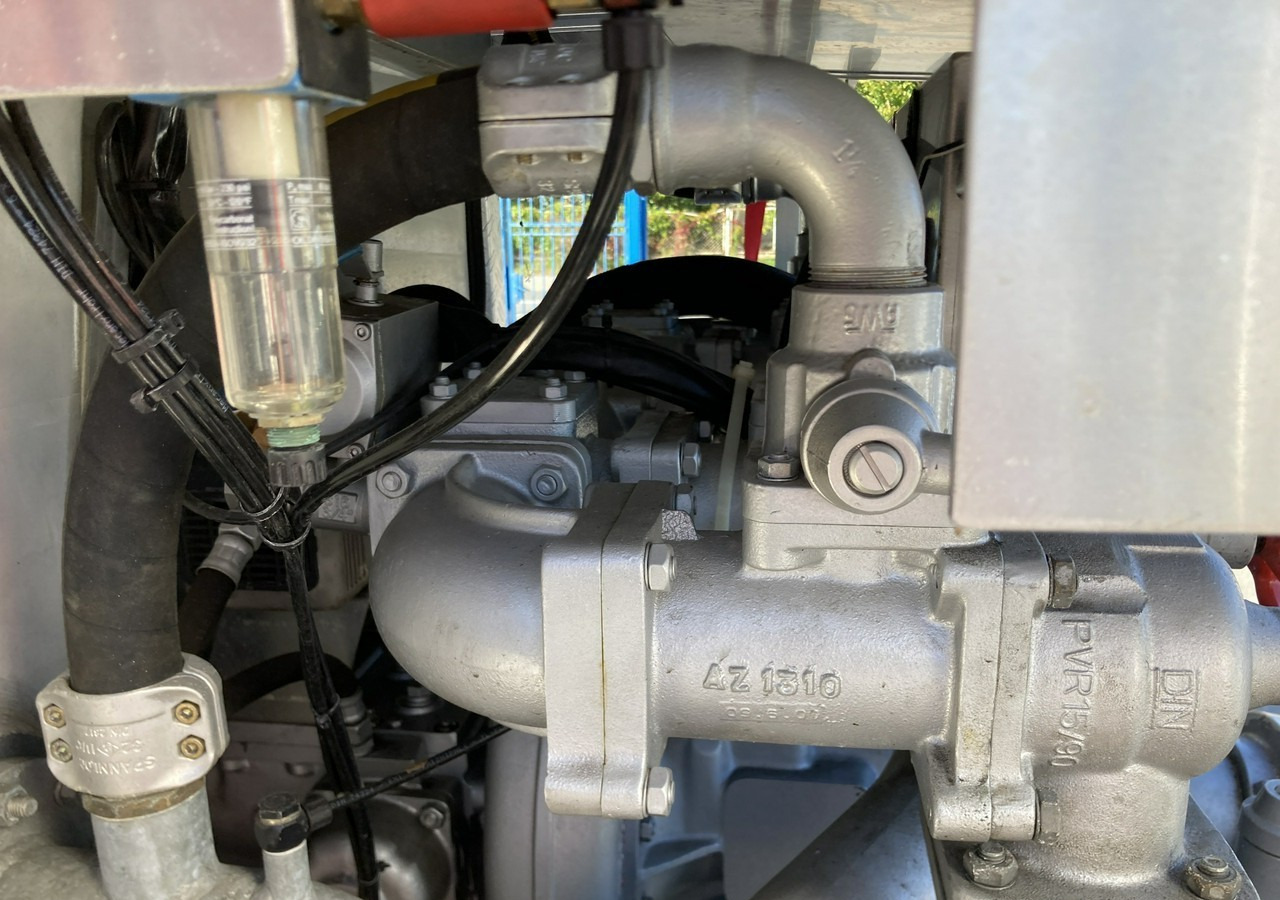 Tűzoltóautó MAN MAN 15,250 Straż pożarna gaśnicza 9-osobowa 4X4 Wóz strażacki MAN 15,250 Straż pożarna gaśnicza 9-osobowa 4X4 Wóz strażacki: 12 kép.