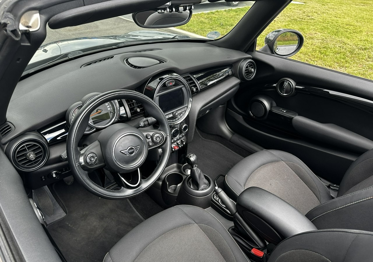 MINI Cabrio II Mini Cabrio Bogata wersja 38tkm Model 2019 - Autó: 4 kép. MINI Cabrio II Mini Cabrio Bogata wersja 38tkm Model 2019 - Autó: 4 kép.