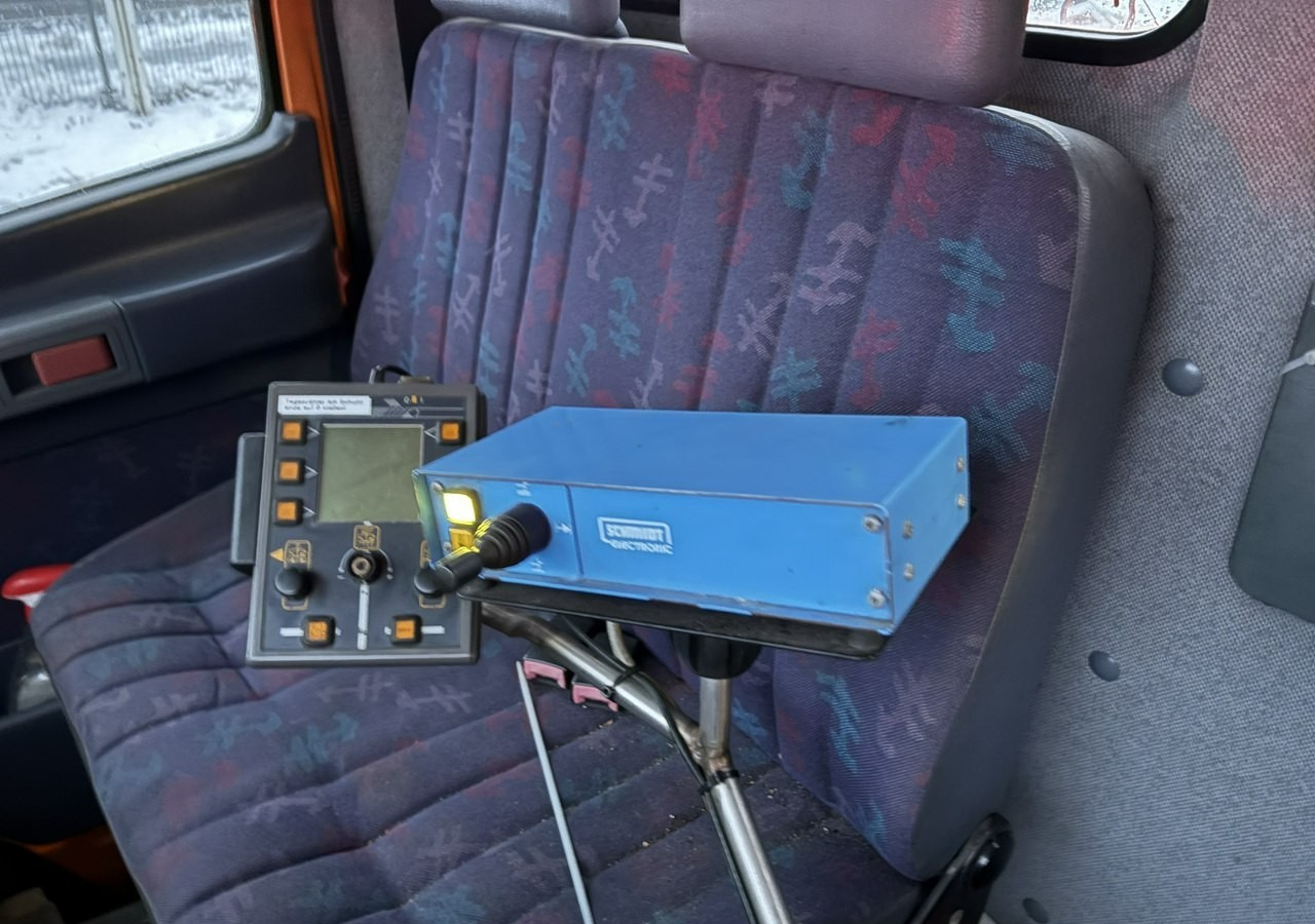 Mercedes-Benz Inny Mercedes-Benz Mercedes Vario 815 Wywrotka 4X4 2004 Pług posypywarka odśnieżarka - Hóeltakarító gép: 4 kép. Mercedes-Benz Inny Mercedes-Benz Mercedes Vario 815 Wywrotka 4X4 2004 Pług posypywarka odśnieżarka - Hóeltakarító gép: 4 kép.