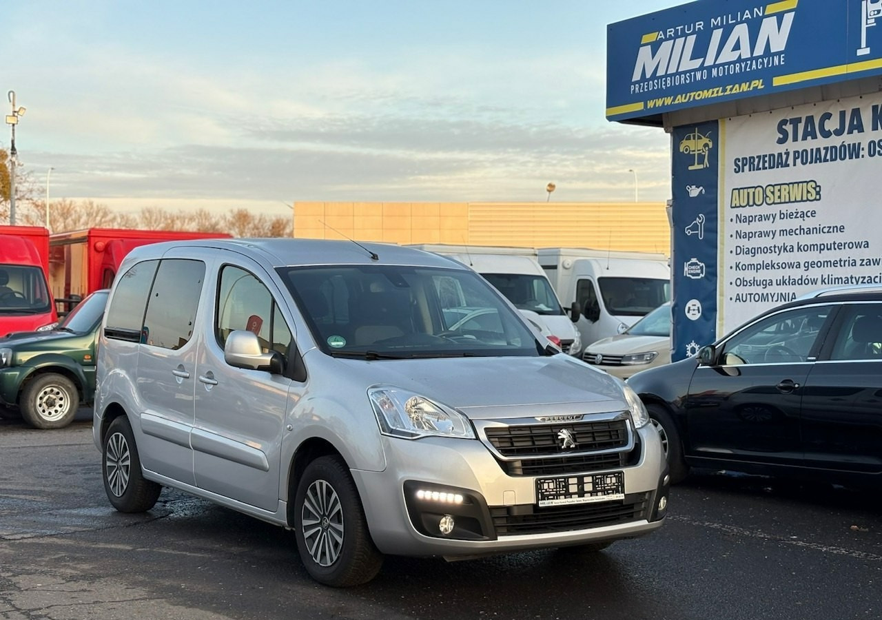 Peugeot Partner II Partner Tepee 1.6 HDI 120KM Family Klimatronik 2xDrzwi 2016 - Kombi: 1 kép. Peugeot Partner II Partner Tepee 1.6 HDI 120KM Family Klimatronik 2xDrzwi 2016 - Kombi: 1 kép.