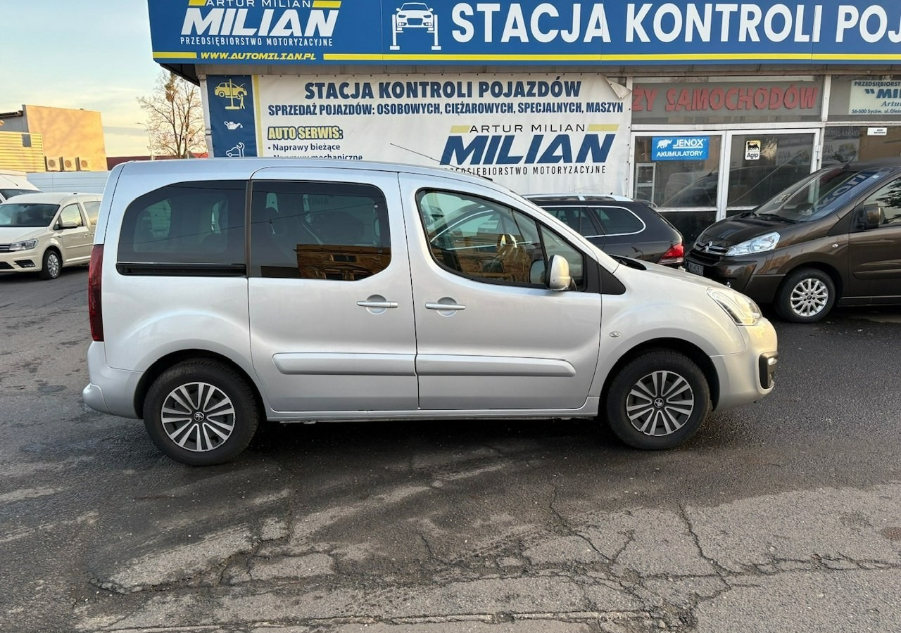 Peugeot Partner II Partner Tepee 1.6 HDI 120KM Family Klimatronik 2xDrzwi 2016 - Kombi: 3 kép. Peugeot Partner II Partner Tepee 1.6 HDI 120KM Family Klimatronik 2xDrzwi 2016 - Kombi: 3 kép.