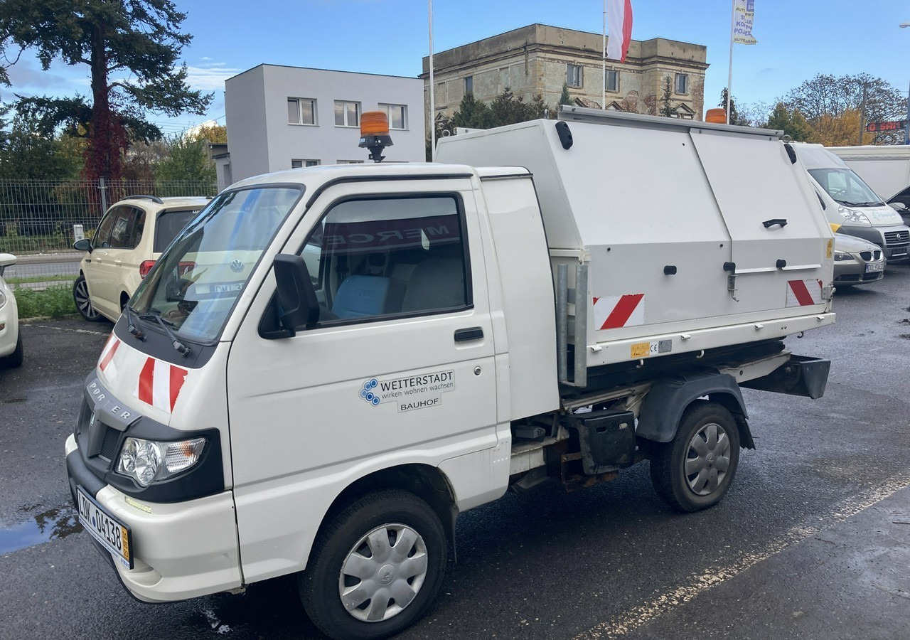 Piaggio Piaggio Porter Śmieciarka Wywrotka 2015 - Szemetesautó: 1 kép. Piaggio Piaggio Porter Śmieciarka Wywrotka 2015 - Szemetesautó: 1 kép.