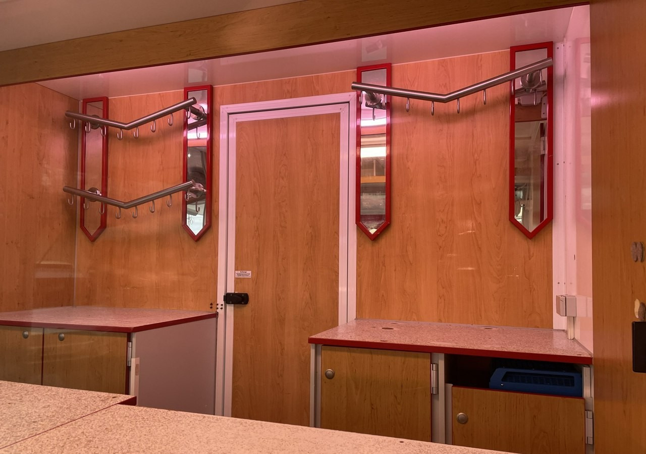 Renault Master Autosklep Wędli Gastronomiczny Food Truck Foodtruck sklep W-zasil 20 - Büféautó: 4 kép. Renault Master Autosklep Wędli Gastronomiczny Food Truck Foodtruck sklep W-zasil 20 - Büféautó: 4 kép.