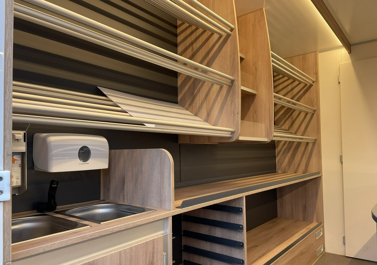 Renault Master Autosklep piec Sklep Gastronomiczny Food Truck Foodtruck bar Borco20 - Büféautó: 4 kép. Renault Master Autosklep piec Sklep Gastronomiczny Food Truck Foodtruck bar Borco20 - Büféautó: 4 kép.