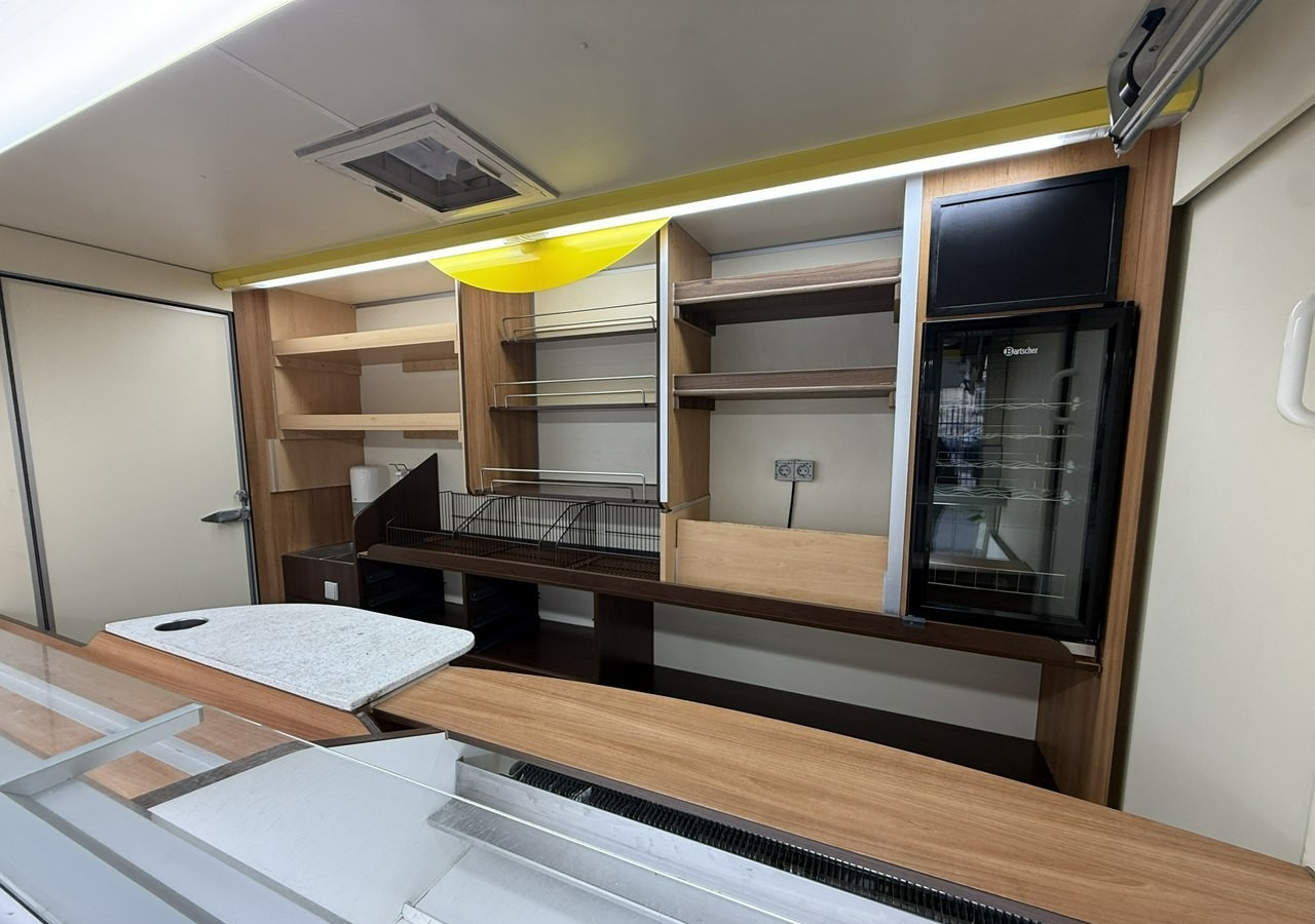 Renault Master Autosklep piec Sklep bar Gastronomiczny Food Truck Foodtruck Borco20 - Büféautó: 2 kép. Renault Master Autosklep piec Sklep bar Gastronomiczny Food Truck Foodtruck Borco20 - Büféautó: 2 kép.
