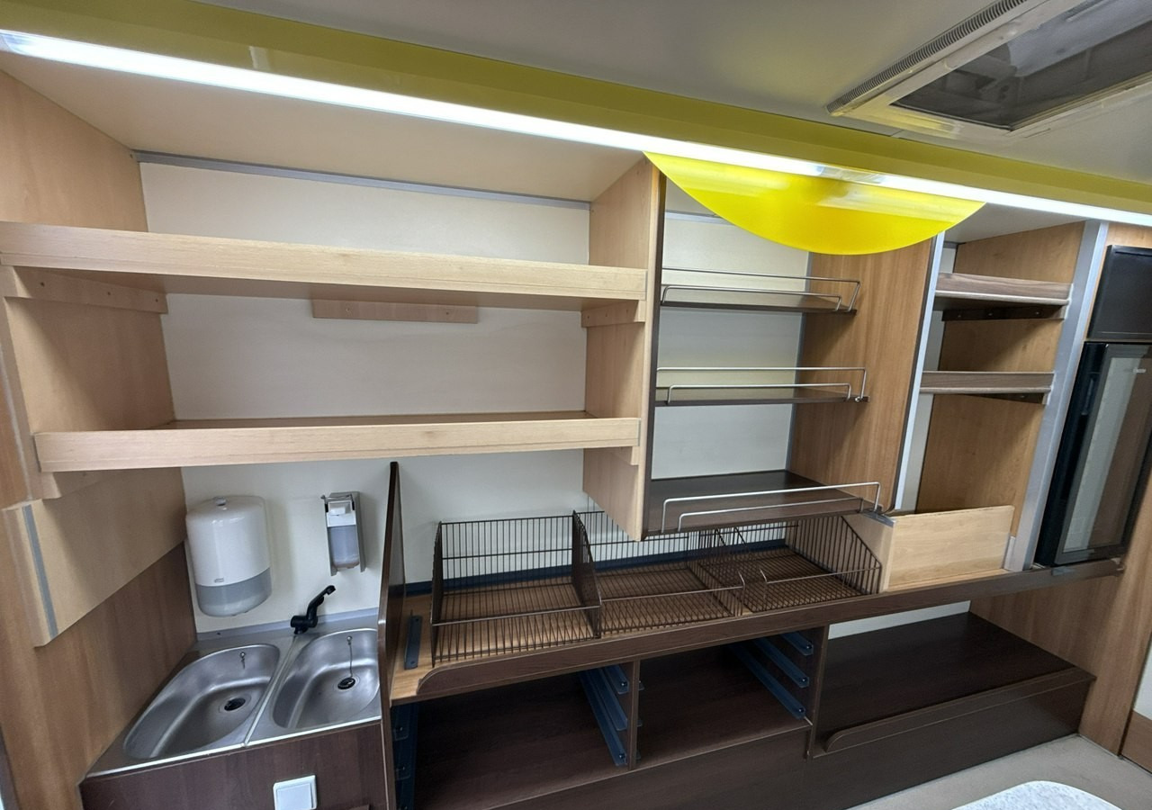 Renault Master Autosklep piec Sklep bar Gastronomiczny Food Truck Foodtruck Borco20 - Büféautó: 4 kép. Renault Master Autosklep piec Sklep bar Gastronomiczny Food Truck Foodtruck Borco20 - Büféautó: 4 kép.