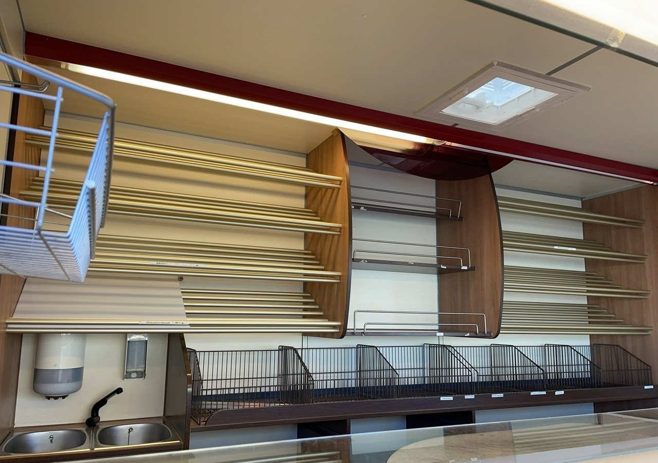 Renault Master Autosklep piecz Sklep Gastronomiczny Food Truck Foodtruck 117tkm Bor - Büféautó: 2 kép. Renault Master Autosklep piecz Sklep Gastronomiczny Food Truck Foodtruck 117tkm Bor - Büféautó: 2 kép.