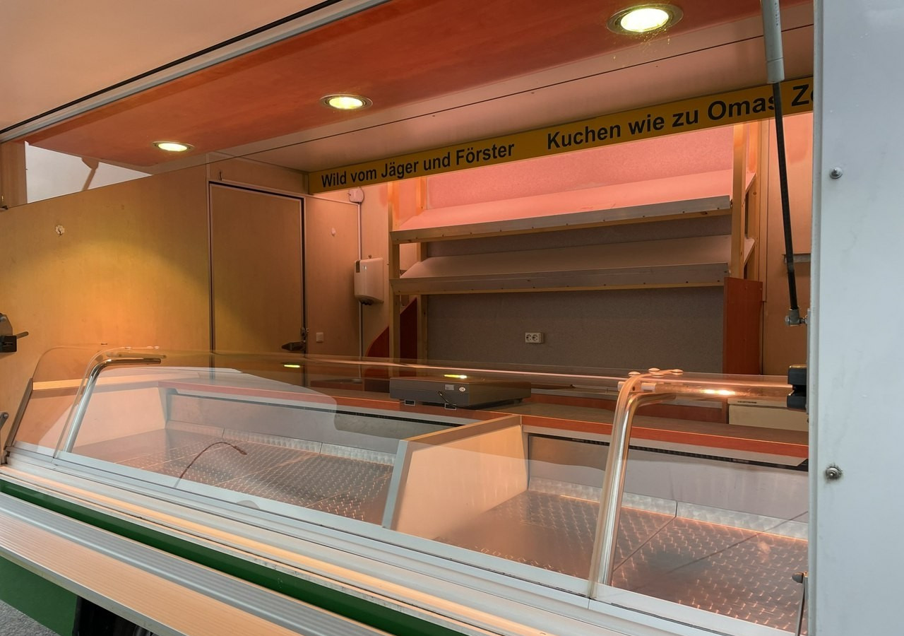 Renault Master Autosklep wędlin Gastronomiczny Food Truck Foodtruck Sklep Borco 200 - Büféautó: 4 kép. Renault Master Autosklep wędlin Gastronomiczny Food Truck Foodtruck Sklep Borco 200 - Büféautó: 4 kép.