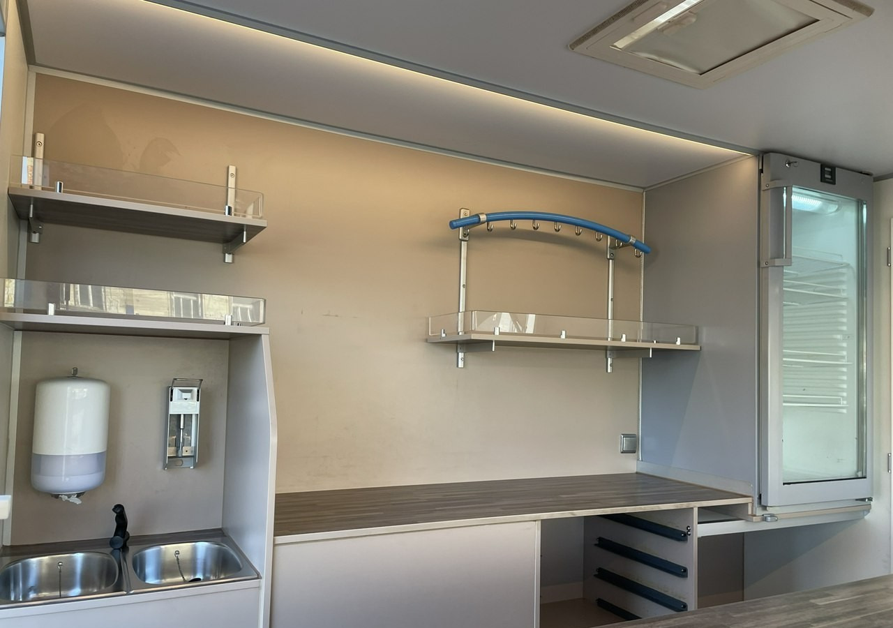 Renault Master Autosklep wędlin Gastronomiczny Food Truck Foodtruck Sklep Borco 201 - Büféautó: 5 kép. Renault Master Autosklep wędlin Gastronomiczny Food Truck Foodtruck Sklep Borco 201 - Büféautó: 5 kép.