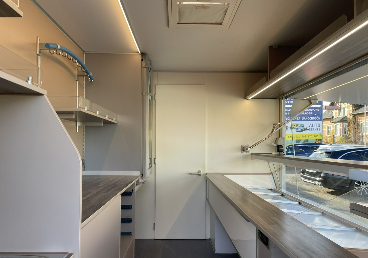 Renault Master Autosklep wędlin Gastronomiczny Food Truck Foodtruck Sklep Borco 201 - Büféautó: 4 kép. Renault Master Autosklep wędlin Gastronomiczny Food Truck Foodtruck Sklep Borco 201 - Büféautó: 4 kép.