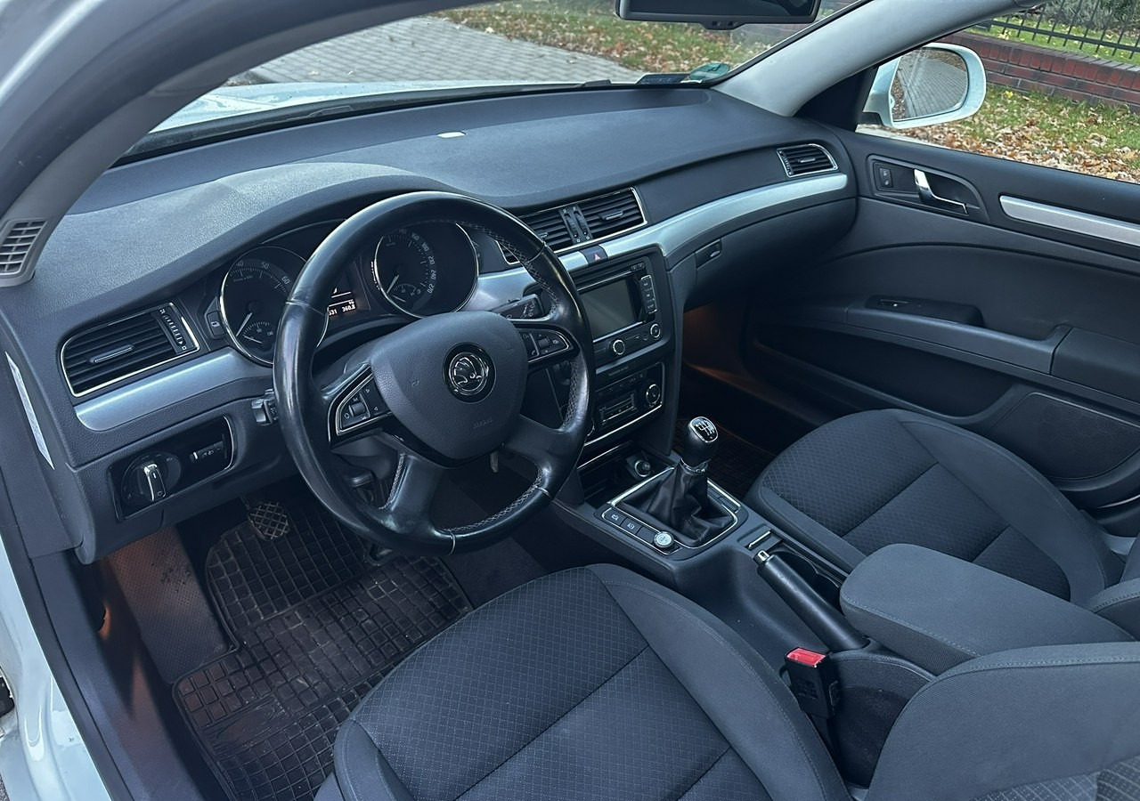 Skoda Superb II Skoda Superb 1.8TSI 160KM LPG PRINS 2035 KLIMA NAVI PDC XENON 2015 - Kombi: 3 kép. Skoda Superb II Skoda Superb 1.8TSI 160KM LPG PRINS 2035 KLIMA NAVI PDC XENON 2015 - Kombi: 3 kép.