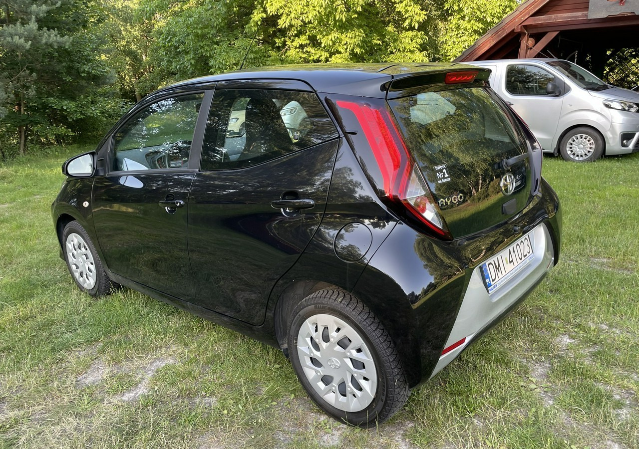 Toyota Aygo II Toyota Aygo 1.0-16V Klima Salon PL 24651km Model 2021 - Hatchback: 3 kép. Toyota Aygo II Toyota Aygo 1.0-16V Klima Salon PL 24651km Model 2021 - Hatchback: 3 kép.