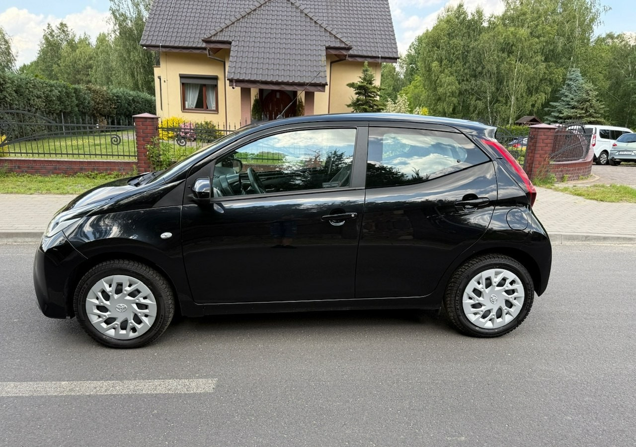 Toyota Aygo II Toyota Aygo 1.0-16V Klima Salon PL 24651km Model 2021 - Hatchback: 2 kép. Toyota Aygo II Toyota Aygo 1.0-16V Klima Salon PL 24651km Model 2021 - Hatchback: 2 kép.
