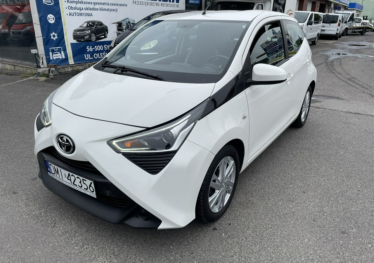 Toyota Aygo II Toyota Aygo 1.0 VVT-i JBL Edition bezyna+LPG Salon PL 2020 - Hatchback: 1 kép. Toyota Aygo II Toyota Aygo 1.0 VVT-i JBL Edition bezyna+LPG Salon PL 2020 - Hatchback: 1 kép.