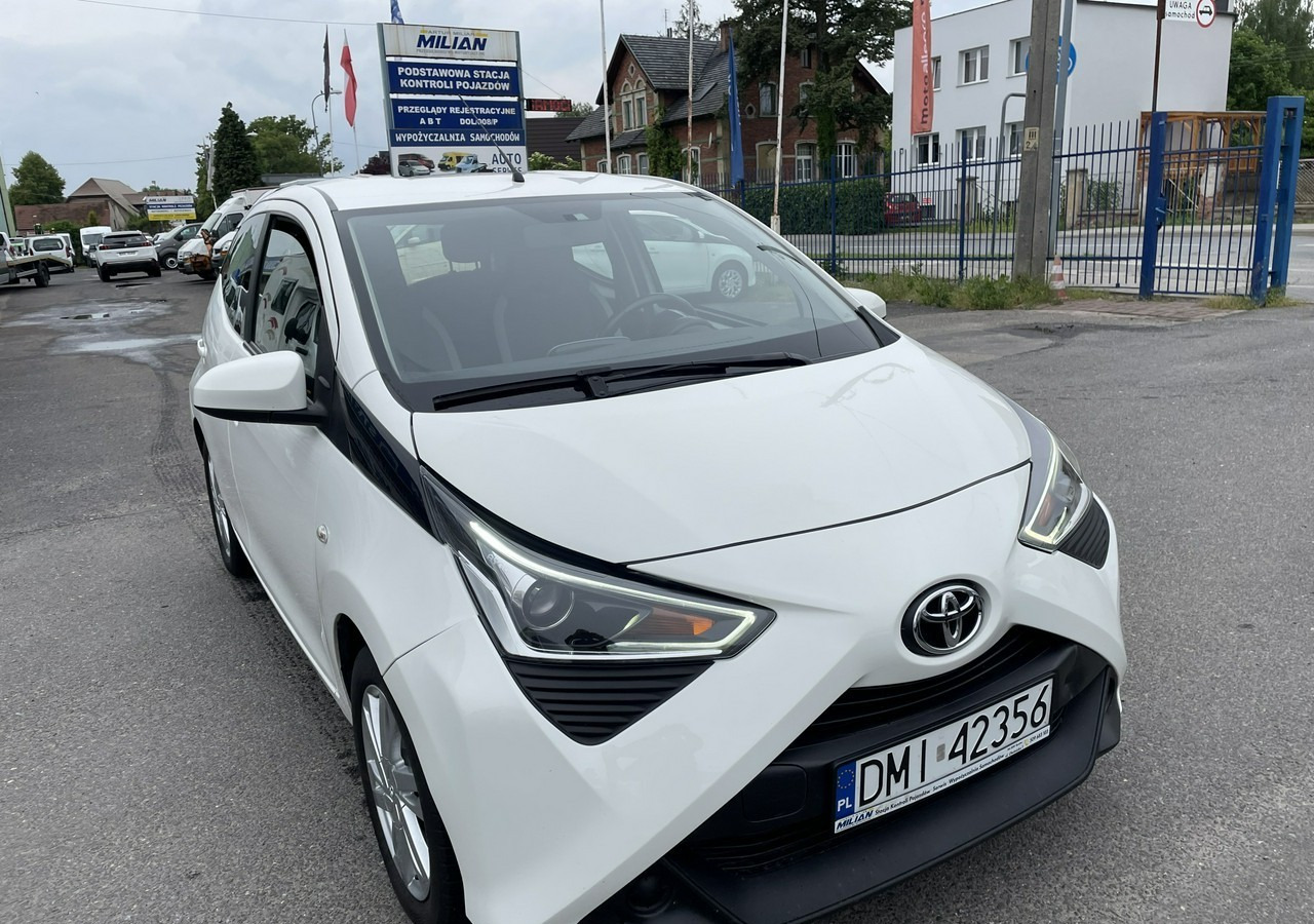 Toyota Aygo II Toyota Aygo 1.0 VVT-i JBL Edition bezyna+LPG Salon PL 2020 - Hatchback: 4 kép. Toyota Aygo II Toyota Aygo 1.0 VVT-i JBL Edition bezyna+LPG Salon PL 2020 - Hatchback: 4 kép.