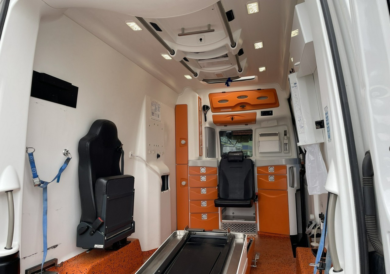 Mentőautó Volkswagen Crafter Crafter 2.0-163KM Karetka Ambulans Wyposażony Model 2016: 10 kép.