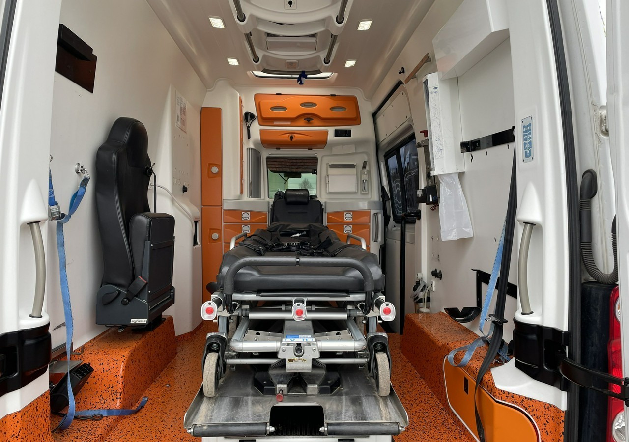 Mentőautó Volkswagen Crafter Crafter 2.0-163KM Karetka Ambulans Wyposażony Model 2016: 16 kép.