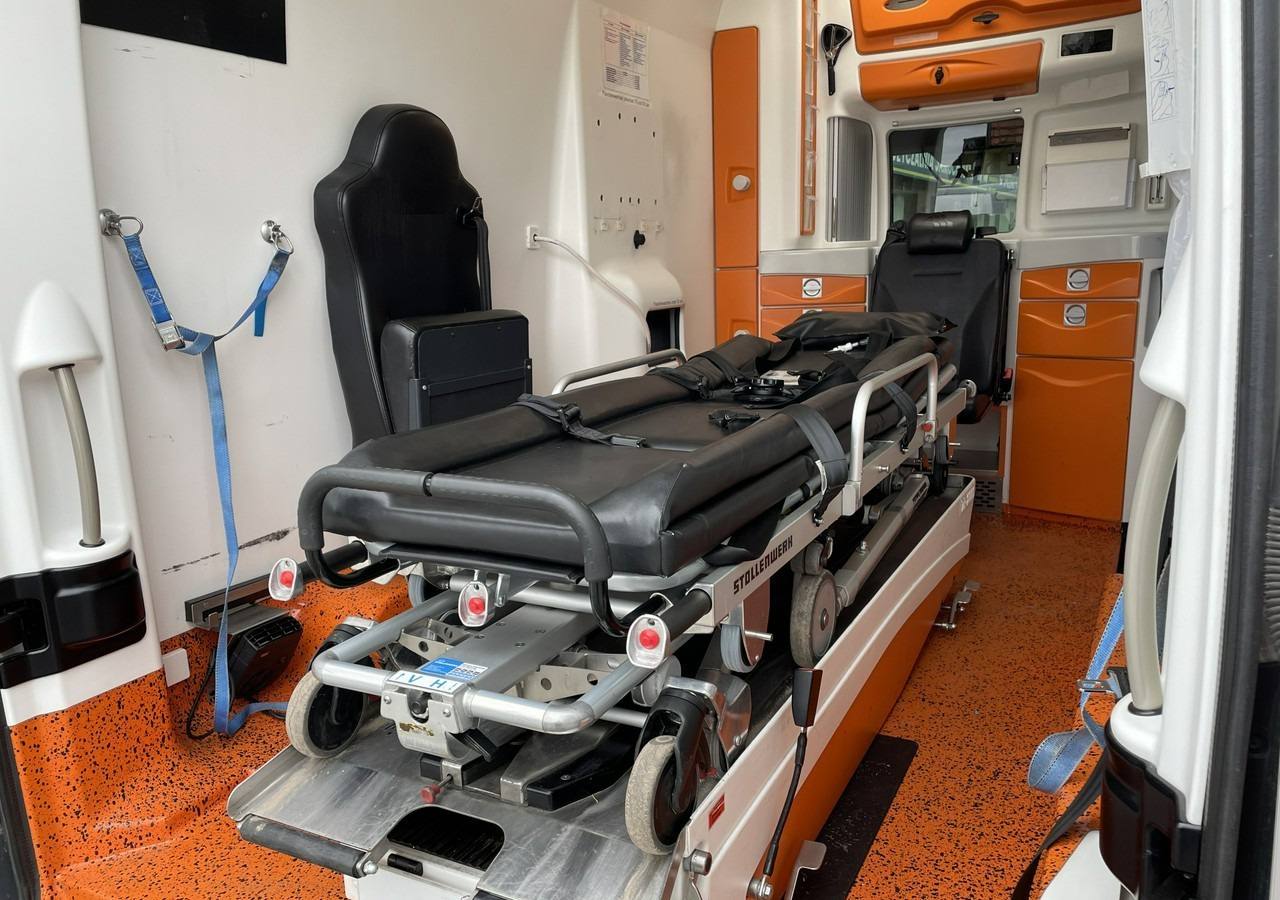 Mentőautó Volkswagen Crafter Crafter 2.0-163KM Karetka Ambulans Wyposażony Model 2016: 8 kép.
