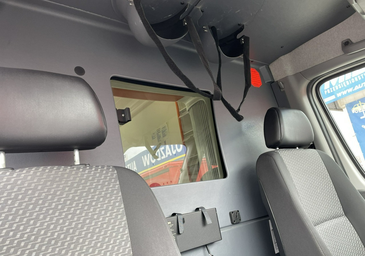 Mentőautó Volkswagen Crafter Crafter 2.0-163KM Karetka Ambulans Wyposażony Model 2016: 15 kép.