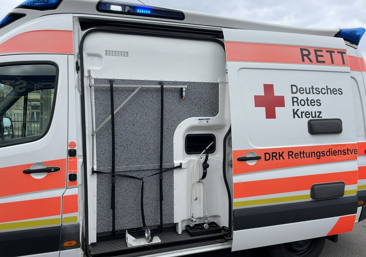 Mentőautó Volkswagen Crafter Crafter 2.0-163KM Karetka Ambulans Wyposażony Model 2016: 19 kép.