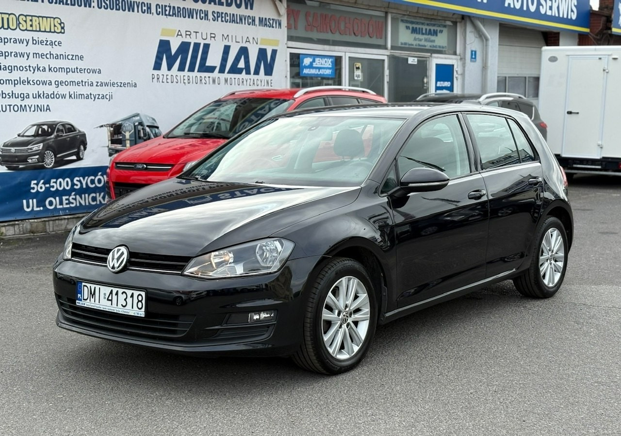 Volkswagen Golf VII VII 1,6 TDI 110KM 153TKM Klimatronik Navi Alu PDC 2015 Bez wkładu fi - Hatchback: 1 kép. Volkswagen Golf VII VII 1,6 TDI 110KM 153TKM Klimatronik Navi Alu PDC 2015 Bez wkładu fi - Hatchback: 1 kép.