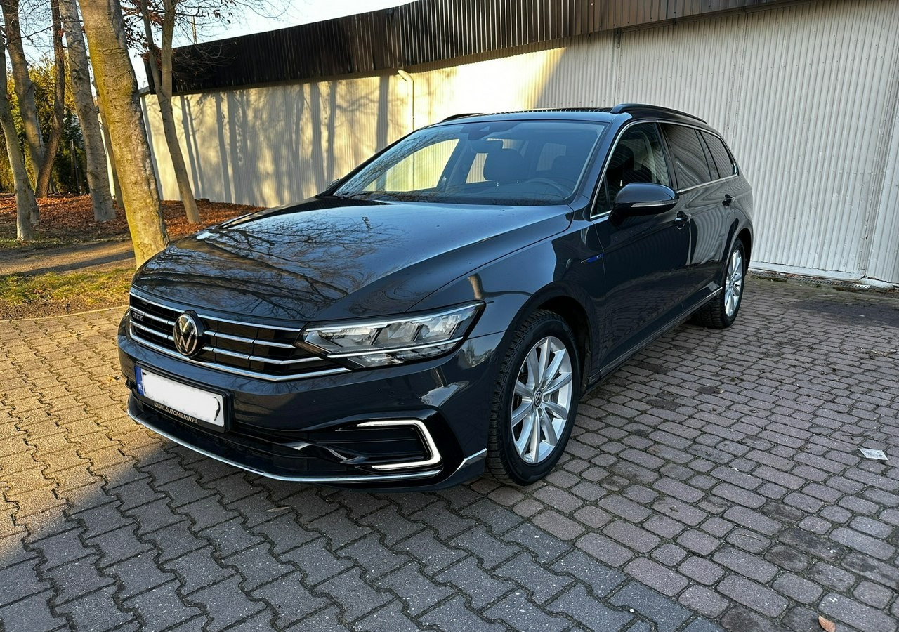 Volkswagen Passat B8 GTE 1.4TSI 218KM Hybryda Plug-in zasięg 50km Panorama*Navi*Skóra*FV2 - Autó: 1 kép. Volkswagen Passat B8 GTE 1.4TSI 218KM Hybryda Plug-in zasięg 50km Panorama*Navi*Skóra*FV2 - Autó: 1 kép.